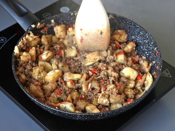 Berenjenas rellenas gratinadas con mozzarella - Preparación paso 6