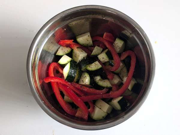 Pollo con pimientos y calabacín en freidora de aire ¡Listo en 20 minutos! - Preparación paso 2