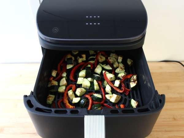 Pollo con pimientos y calabacín en freidora de aire ¡Listo en 20 minutos! - Preparación paso 4