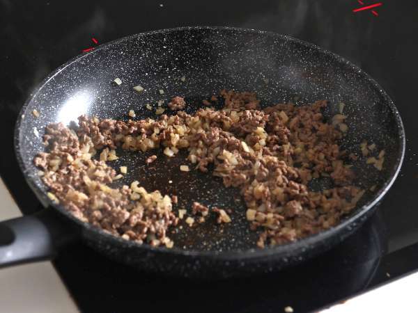 Nachos con guacamole, queso y chili con carne ¡perfectos para un picoteo entre amigos! - Preparación paso 2