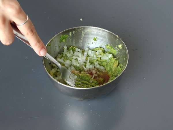 Nachos con guacamole, queso y chili con carne ¡perfectos para un picoteo entre amigos! - Preparación paso 3