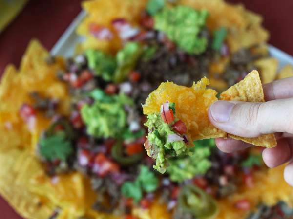 Nachos con guacamole, queso y chili con carne ¡perfectos para un picoteo entre amigos! - Preparación paso 7