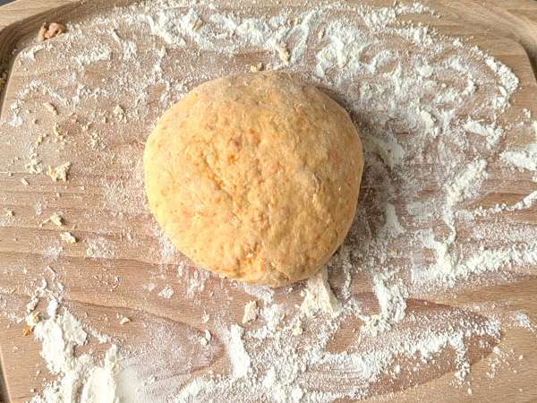 Ñoquis de calabaza con salsa cremosa de Philadelphia y nueces crujientes - Preparación paso 3