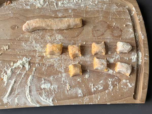 Ñoquis de calabaza con salsa cremosa de Philadelphia y nueces crujientes - Preparación paso 4