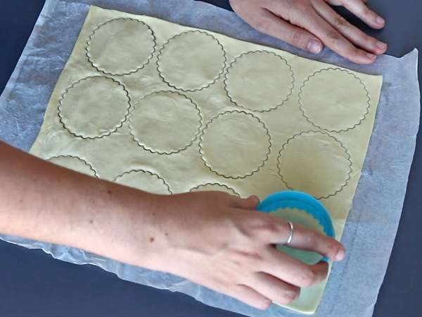 Tartaletas de Halloween con champiñones y queso crema a las finas hierbas - Preparación paso 1