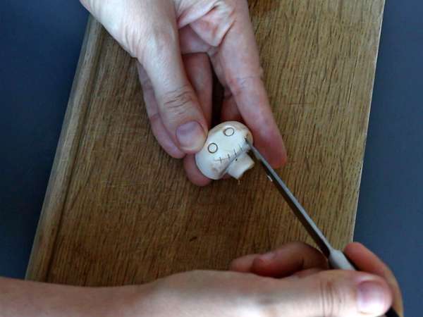 Tartaletas de Halloween con champiñones y queso crema a las finas hierbas - Preparación paso 4