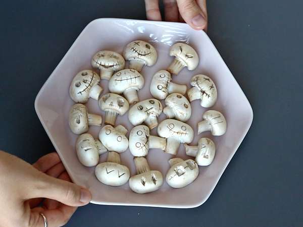 Tartaletas de Halloween con champiñones y queso crema a las finas hierbas - Preparación paso 5