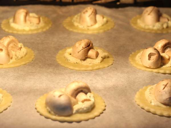 Tartaletas de Halloween con champiñones y queso crema a las finas hierbas - Preparación paso 7