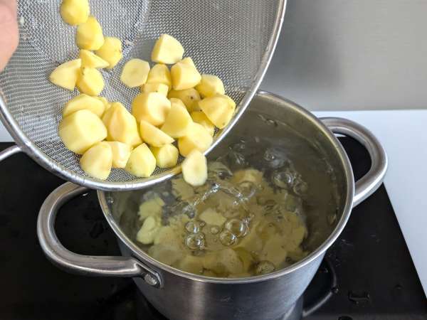 Patatas cacio e pepe al horno cremosas: ¡la guarnición fácil que vuelve loco a todo el mundo! - Preparación paso 2