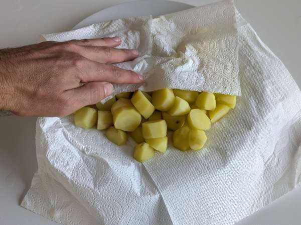 Patatas cacio e pepe al horno cremosas: ¡la guarnición fácil que vuelve loco a todo el mundo! - Preparación paso 3