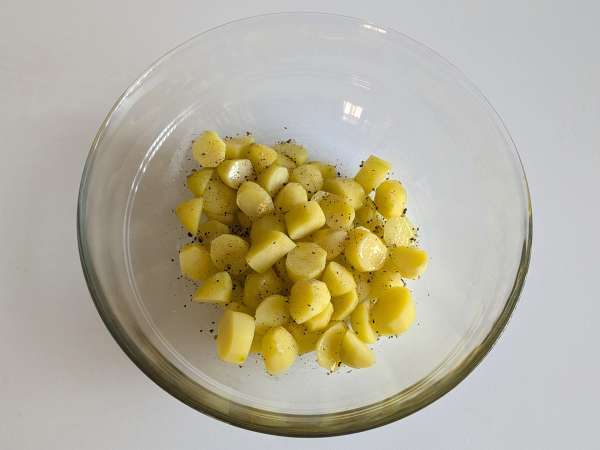 Patatas cacio e pepe al horno cremosas: ¡la guarnición fácil que vuelve loco a todo el mundo! - Preparación paso 4