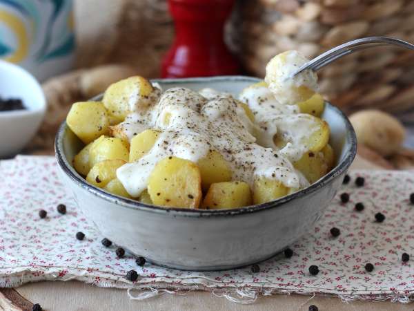 Patatas cacio e pepe al horno cremosas: ¡la guarnición fácil que vuelve loco a todo el mundo! - Preparación paso 8