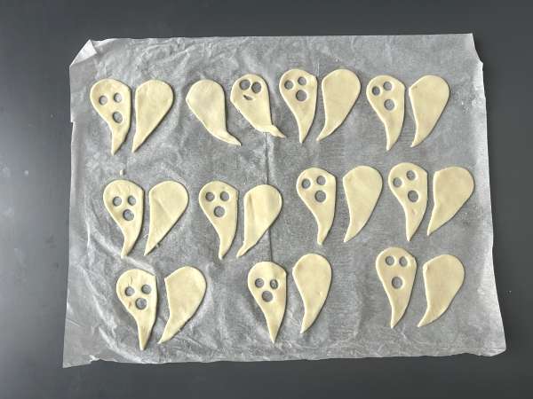 Galletas fantasma: la receta más fácil y divertida de Halloween para hacer con niños - Preparación paso 3