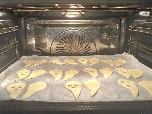 Galletas fantasma: la receta más fácil y divertida de Halloween para hacer con niños - Preparación paso 4