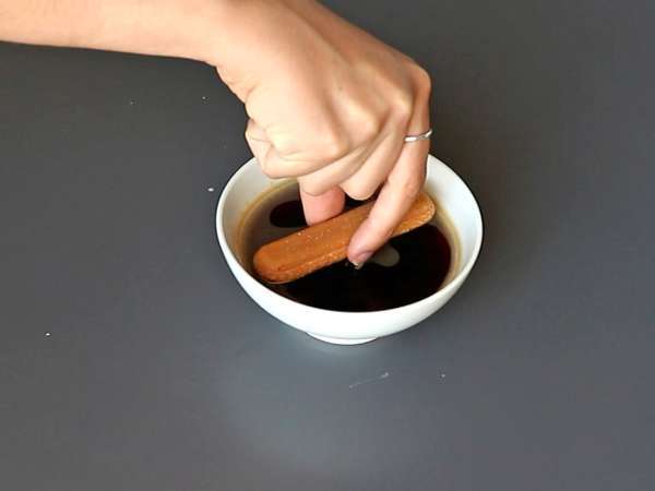 Tronco de Navidad sin molde con sabor a tiramisú: un dulce fácil y elegante para sorprender - Preparación paso 2