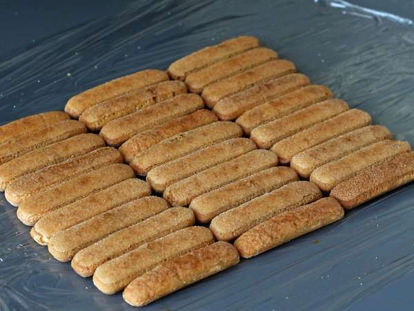 Tronco de Navidad sin molde con sabor a tiramisú: un dulce fácil y elegante para sorprender - Preparación paso 3