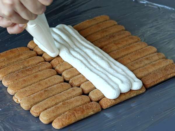 Tronco de Navidad sin molde con sabor a tiramisú: un dulce fácil y elegante para sorprender - Preparación paso 4