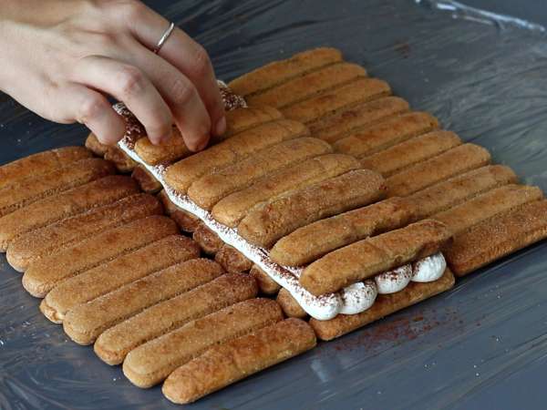 Tronco de Navidad sin molde con sabor a tiramisú: un dulce fácil y elegante para sorprender - Preparación paso 6