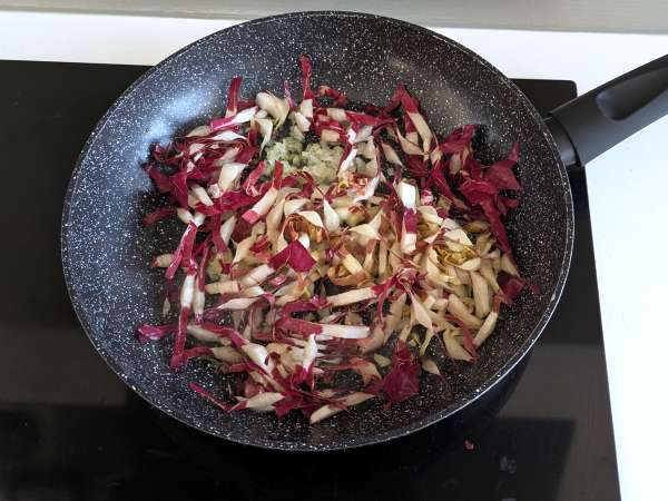 Pasta cremosa con achicoria, bacon crujiente y nueces: receta rápida e irresistible - Preparación paso 2