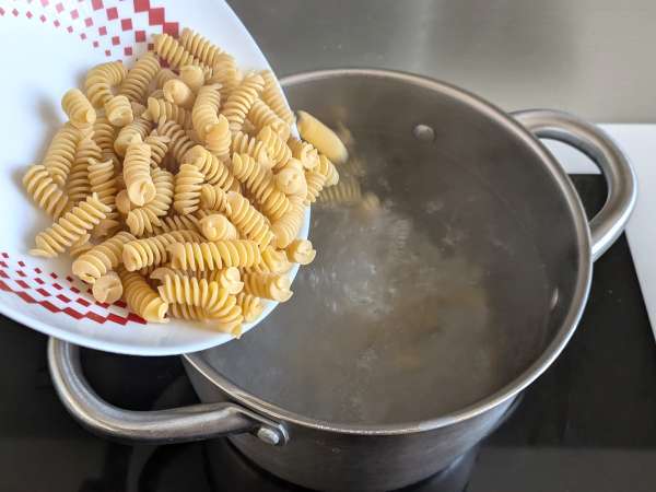 Pasta cremosa con achicoria, bacon crujiente y nueces: receta rápida e irresistible - Preparación paso 3