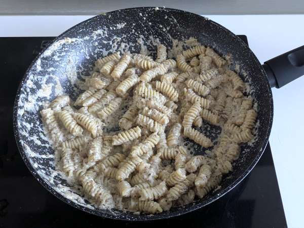 Pasta cremosa con achicoria, bacon crujiente y nueces: receta rápida e irresistible - Preparación paso 6