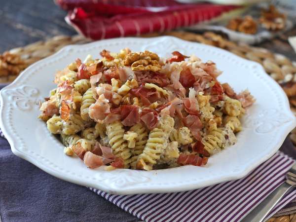 Pasta cremosa con achicoria, bacon crujiente y nueces: receta rápida e irresistible - Preparación paso 7