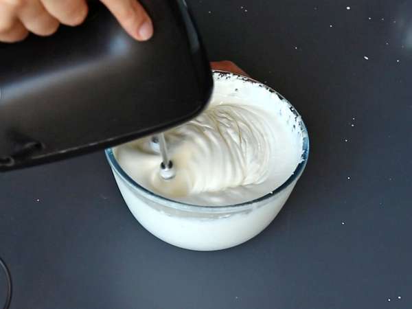 Tronco de Navidad con frutos rojos, sin molde - Preparación paso 1