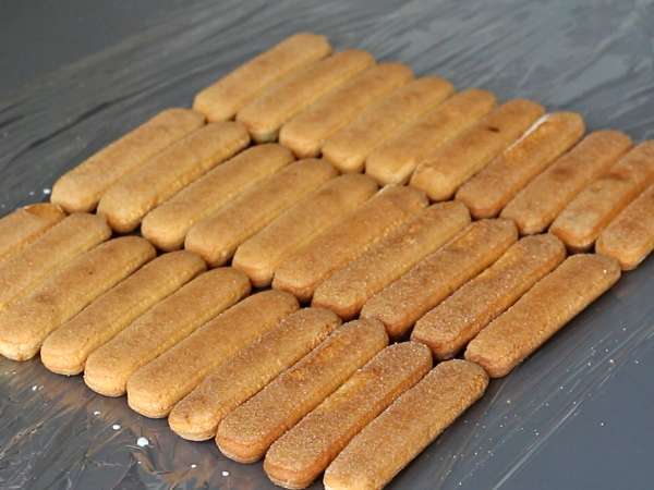 Tronco de Navidad con frutos rojos, sin molde - Preparación paso 3