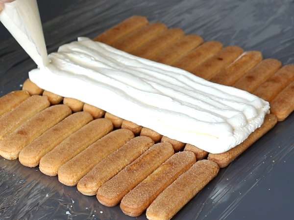 Tronco de Navidad con frutos rojos, sin molde - Preparación paso 4