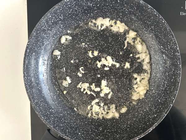 Salsa a la pimienta casera: cremosa, muy aromática ideal para acompañar carnes - Preparación paso 3