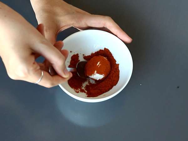 Bolitas de queso con ricotta y parmesano, un aperitivo fácil y vistoso que se prepara en minutos - Preparación paso 3