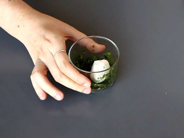 Bolitas de queso con ricotta y parmesano, un aperitivo fácil y vistoso que se prepara en minutos - Preparación paso 4