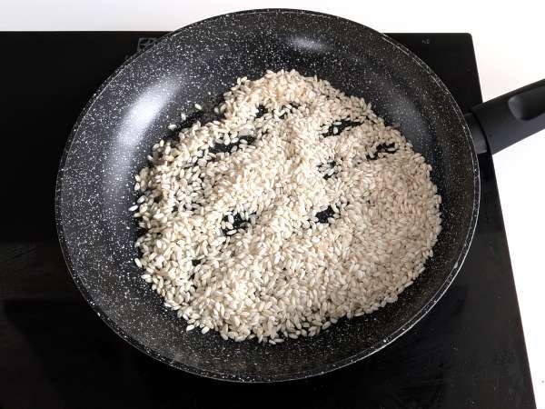 Risotto de lima y pimienta rosa: una receta vegetariana sencilla y muy elegante - Preparación paso 2