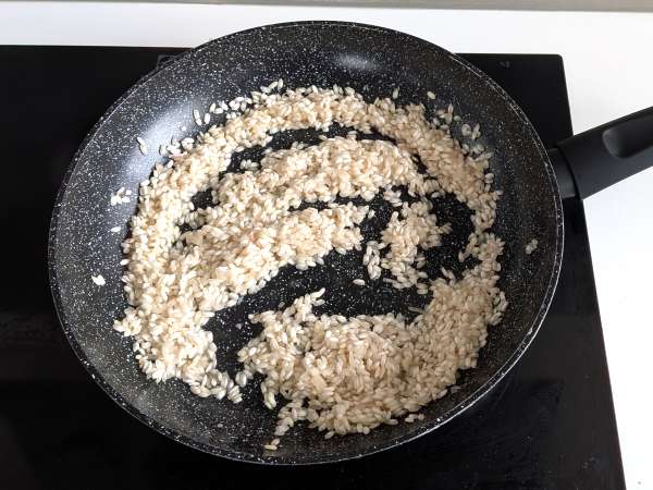 Risotto de lima y pimienta rosa: una receta vegetariana sencilla y muy elegante - Preparación paso 3