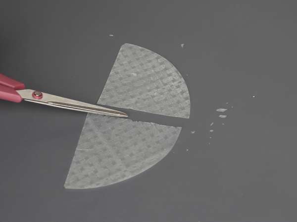 Tacos en versión asiática: tartar de salmón en chips de arroz - Preparación paso 1