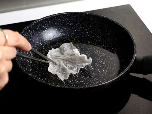 Tacos en versión asiática: tartar de salmón en chips de arroz - Preparación paso 2