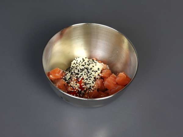 Tacos en versión asiática: tartar de salmón en chips de arroz - Preparación paso 4