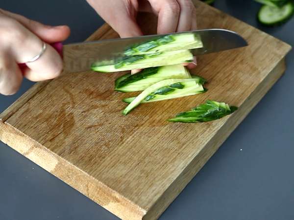 Ensalada colorida de fideos de arroz con gambas y salsa de cacahuete ligeramente picante - Preparación paso 1