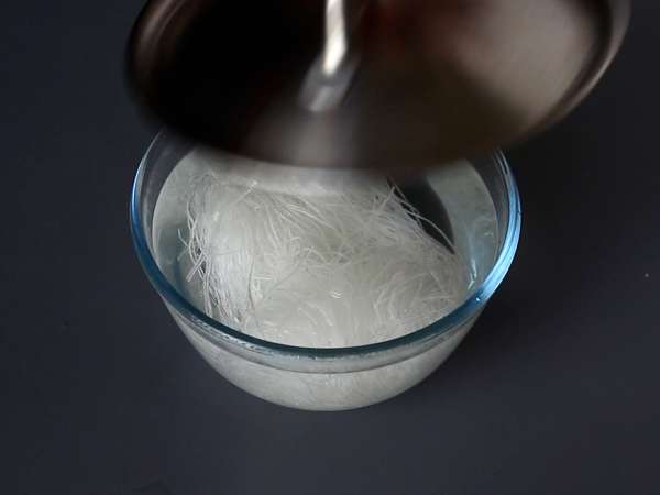 Ensalada colorida de fideos de arroz con gambas y salsa de cacahuete ligeramente picante - Preparación paso 2