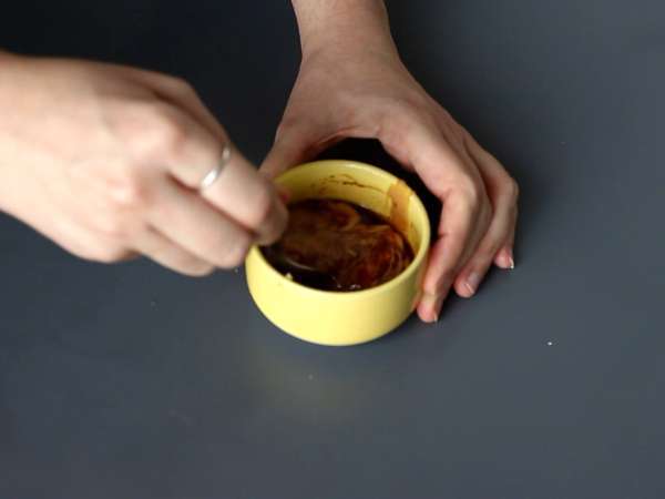 Ensalada colorida de fideos de arroz con gambas y salsa de cacahuete ligeramente picante - Preparación paso 3