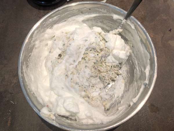 Acras de bacalao, los buñuelos crujientes más populares de Francia - Preparación paso 4