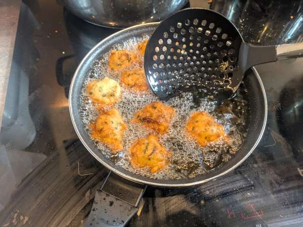 Acras de bacalao, los buñuelos crujientes más populares de Francia - Preparación paso 5