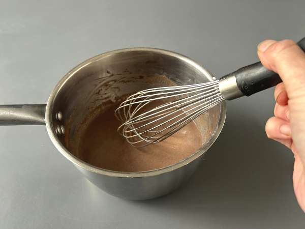 Chocolate a la taza casero: la receta fácil para que quede denso, brillante y sedoso - Preparación paso 5