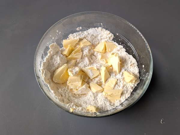 Crostata italiana de mermelada de fresa, con corazones de masa: el postre perfecto para San Vale - Preparación paso 2