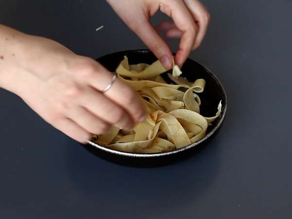 Tagliatelle de crepes con chocolate y crema de cacahuete - Preparación paso 6