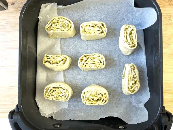 Hojaldres de pesto y mozzarella con freidora de aire, ¡listos en 15 minutos! - Preparación paso 5