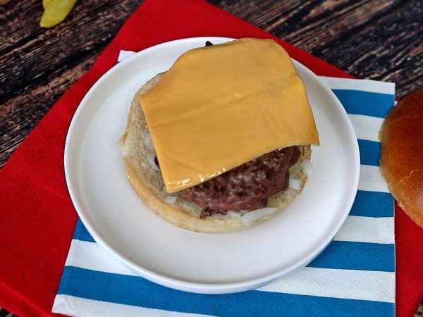 Cheeseburger, ¡la famosa hamburguesa de queso que todos adoran! - Preparación paso 4