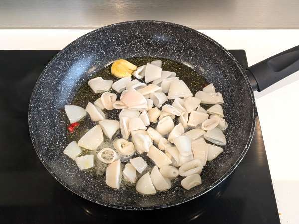 Pasta con calamares congelados y tomates cherry: receta sencilla y sabrosa - Preparación paso 2