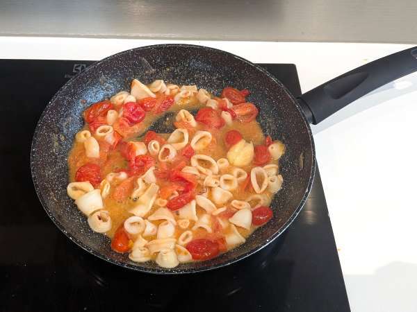 Pasta con calamares congelados y tomates cherry: receta sencilla y sabrosa - Preparación paso 4