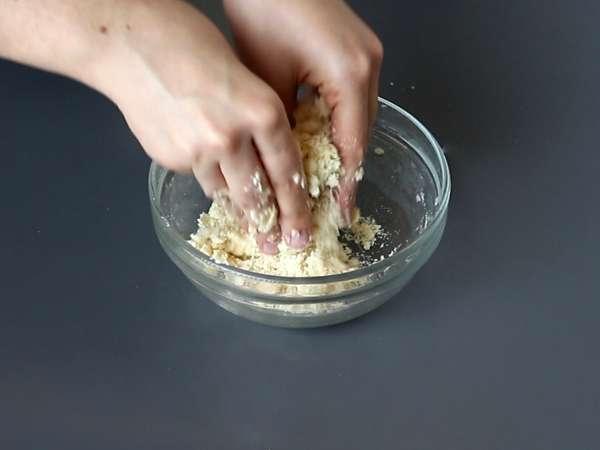 Bizcocho de arándanos con cobertura crumble: receta fácil con resultado de vitrina - Preparación paso 2